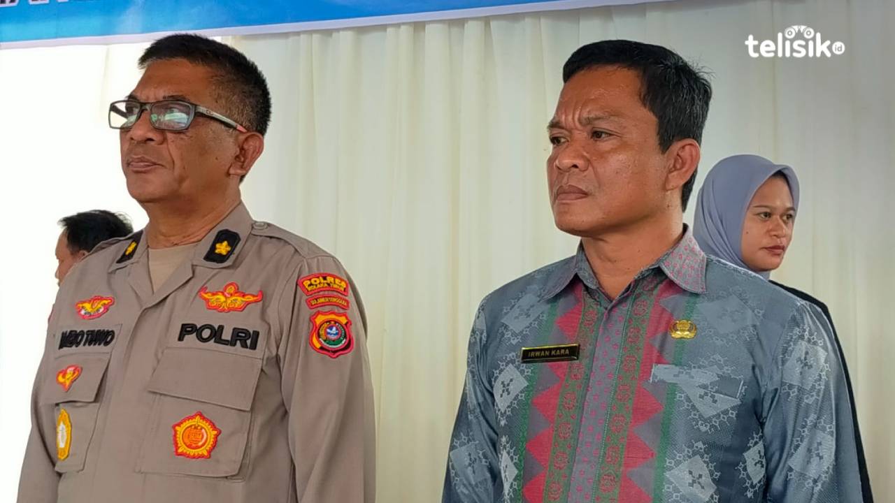 Kepala Dinas Pemberdayaan Masyarakat dan Desa (Kanan) akan melakukan mediasi bersama kepala desa terkait. Foto: Sigit Purnomo/Telisik