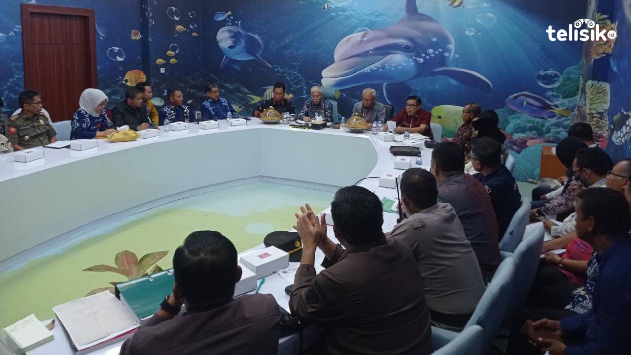 Wakil Gubernur Sulawesi Tenggara Lukman Abunawas memimpin rapat koordinasi penanganan penyerobotan lahan di kawasan P2ID. Rapat menyimpulkan, Pemprov Sulawesi Tenggara akan membentuk tim terpadu untuk menertibkan warga yang menyerobot lahan P2ID. Foto: Su