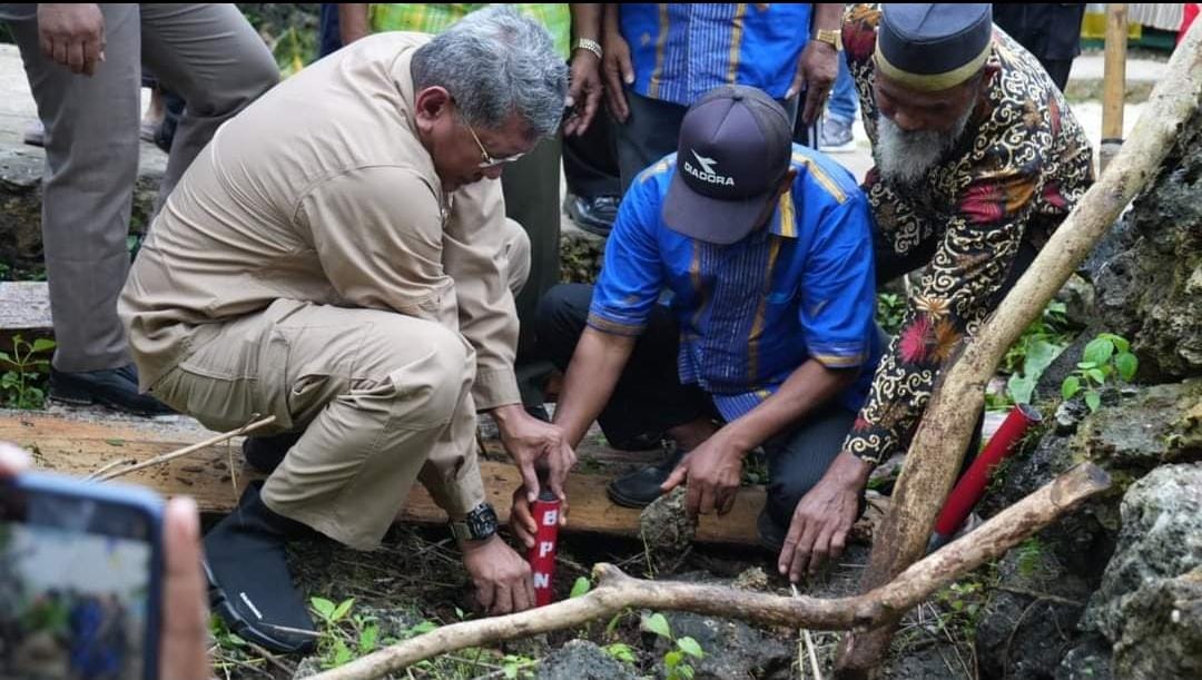 Pj Bupati Buton Tengah, Muhammad Yusup saat melakukan pemasangan patok batas tanah. Foto: Ist.