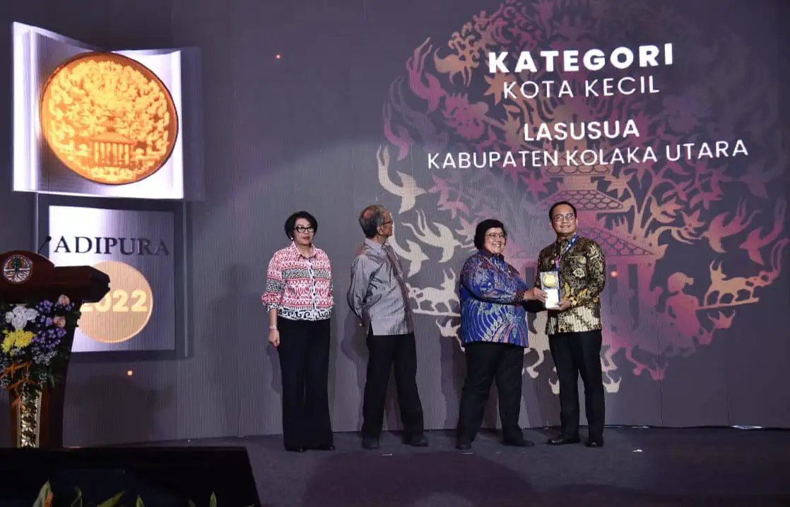 Pj Bupati Kolaka Utara, Parinringi saat menerima piala adipura ke-6 kategori kota kecil dari Menteri LKH, Siti Nurbaya. Foto: Ist.