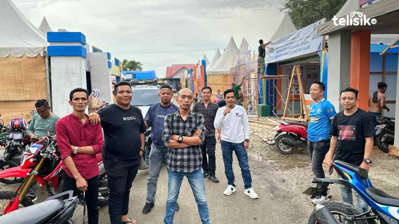 Progres pengerjaan stand pameran jelang HUT ke-63 Konawe yang mencapai 80 persen.Foto: Sigit Purnomo/Telisik