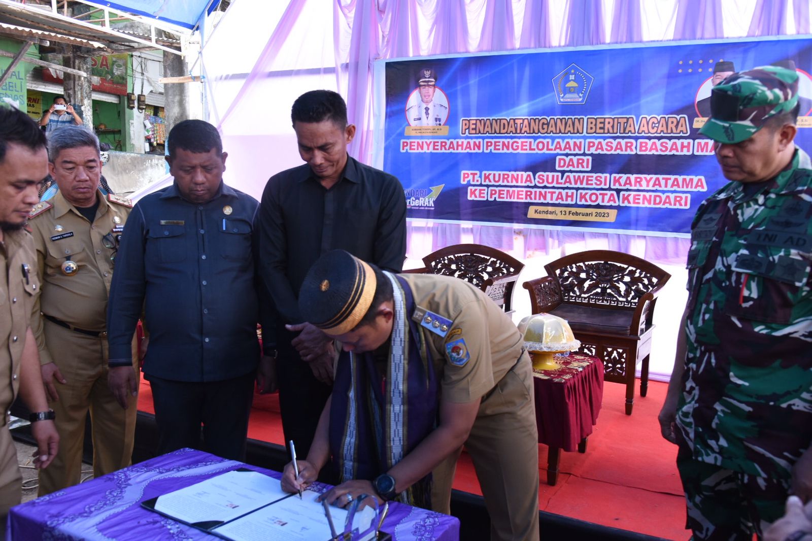 Pengelolaan Pasar Basah Mandonga resmi diambil alih oleh pemkot yang bertempat di halaman Pasar Basah Mandonga. Foto: Ist.