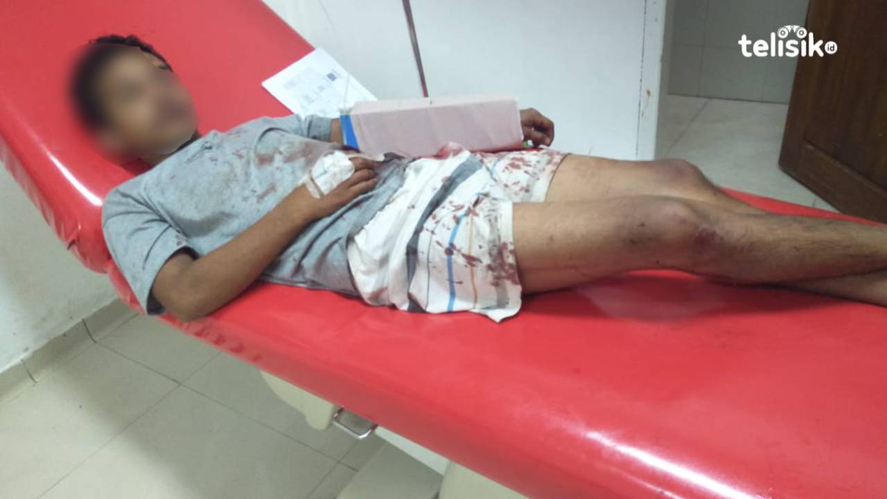 Korban terbaring usai mendapat pertolongan medis di RSUD Kota Kendari, karena lengannya nyaris putus. Foto: Thamrin Dalby/Telisik
