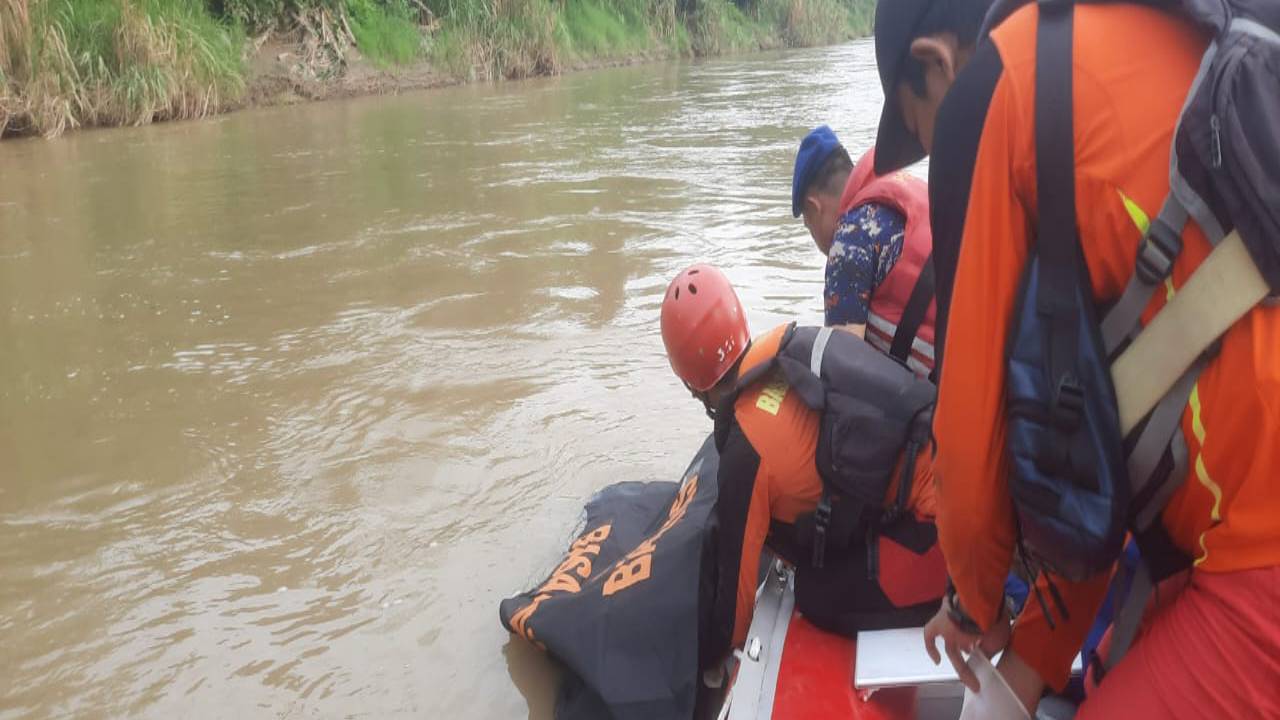 Tim SAR Medan gabungan ketika melakukan evakuasi terhadap korban yang tewas hanyut di Sungai Wampu, Kabupaten Langkat. Foto: Humas SAR Medan