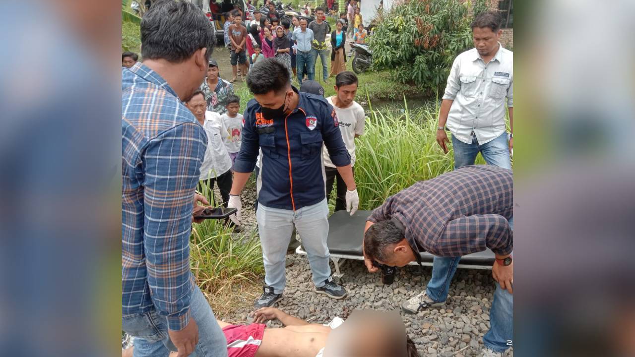 Kondisi korban dalam keadaan meninggal dunia setelah ditabrak Kereta Api di Jalan Sempurna, Desa Sambirejo Timur, Kecamatan Percut Sei Tuan, Kabupaten Deli Serdang. Foto: Humas Polsek Percut Sei Tuan