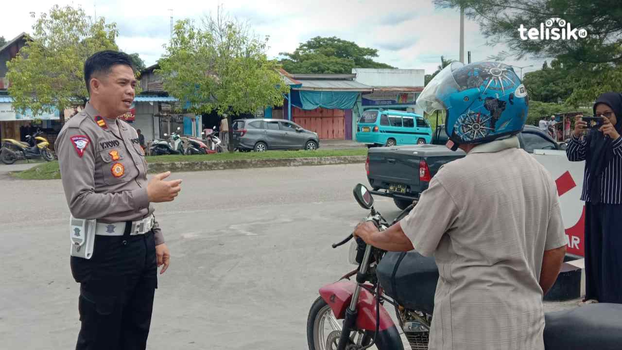 Kasat Lantas Polres Muna, Iptu Yusran Yoyo saat menegur pengendara kendaraan bermotor yang kedapatan melakukan pelanggaran. Foto: Sunaryo/Telisik