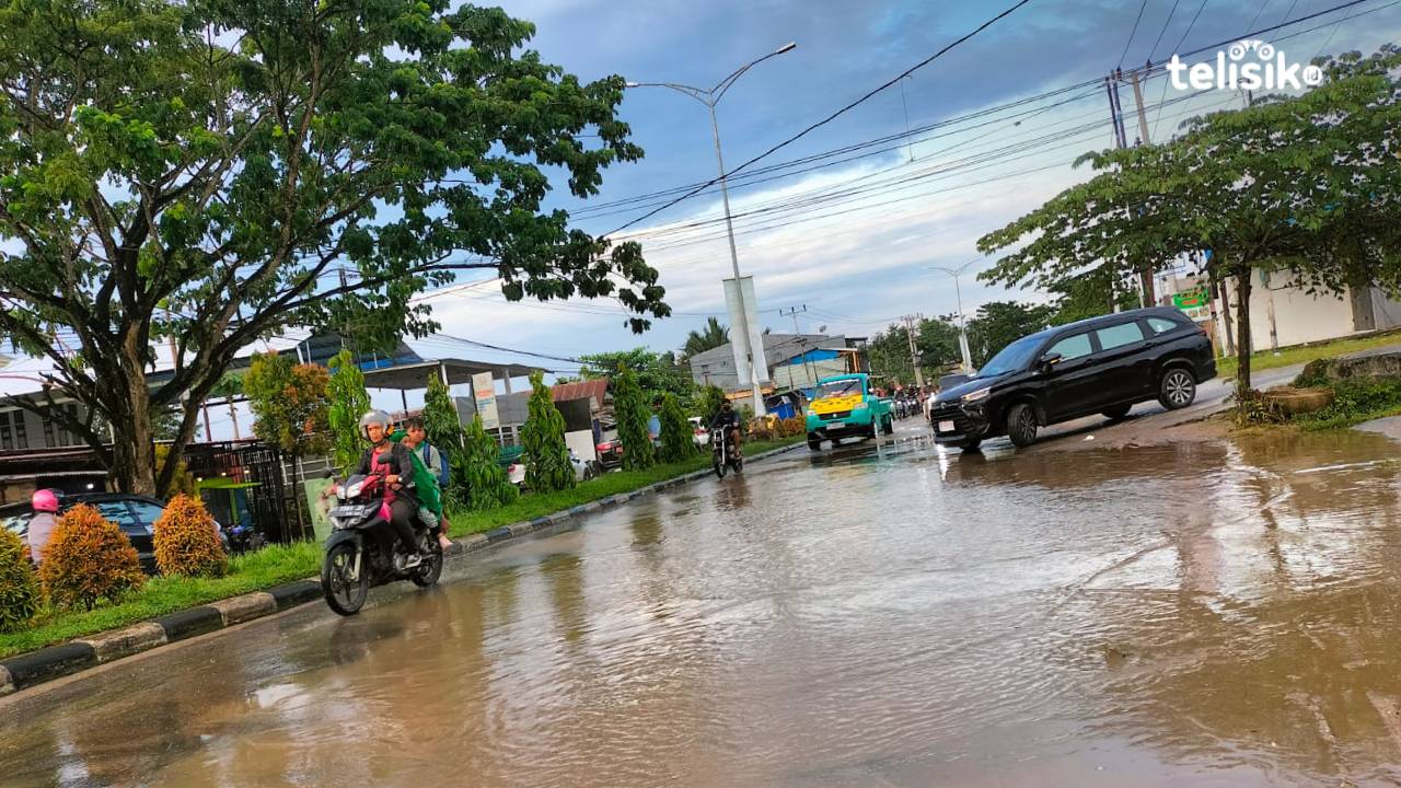 Genangan air yang berada di Jalan Brigjen Katamso, Kelurahan Baruga, Kota Kendari, nenutupi badan jalan. Foto: La Ode Muhamad Alwi/Telisik