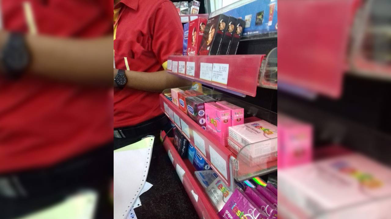 Penjualan kondom menjelang valentine yang diperingati setiap 14 Februari, melonjak drastis di Kota Kendari. Foto: Ist.
