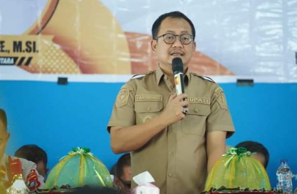 Penjabat Bupati Kolaka Utara, Parinringi, memberikan gambaran terkait lima persoalan penting yang mesti menjadi perhatian serius semua stakeholder. Foto: Diskominfo Kolaka Utara