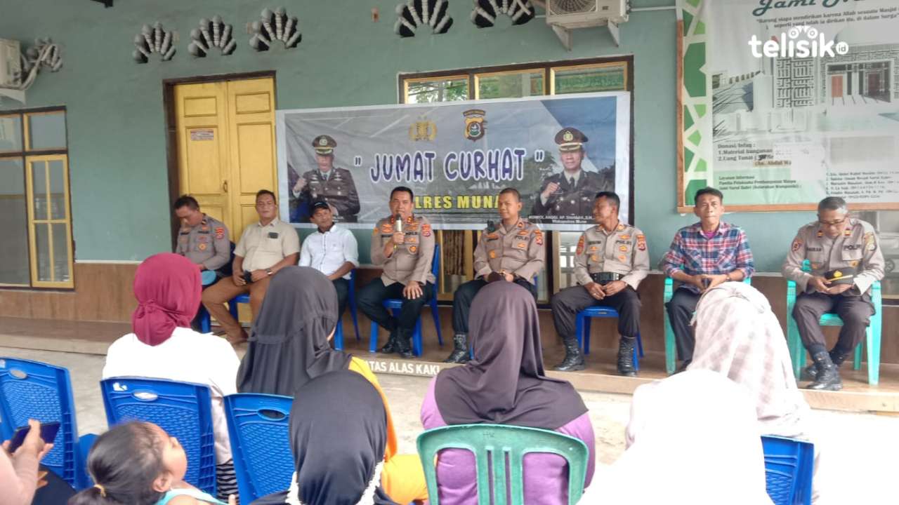 Kapolres Muna, AKBP Mulkaifin bersama jajarannya mendengarkan keluhan masyarakat Kelurahan Wamponiki. Foto: Sunaryo/Telisik