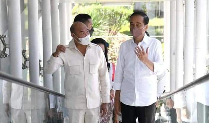 Gubernur Viktor Laiskodat dan Presiden Jokowi saat berada di Nusa Tenggara Timur. Foto: Ist.