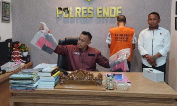 Polres Ende saat menunjukan alat bukti foto bugil yang diduga disebar pelaku. Foto: Ist.
