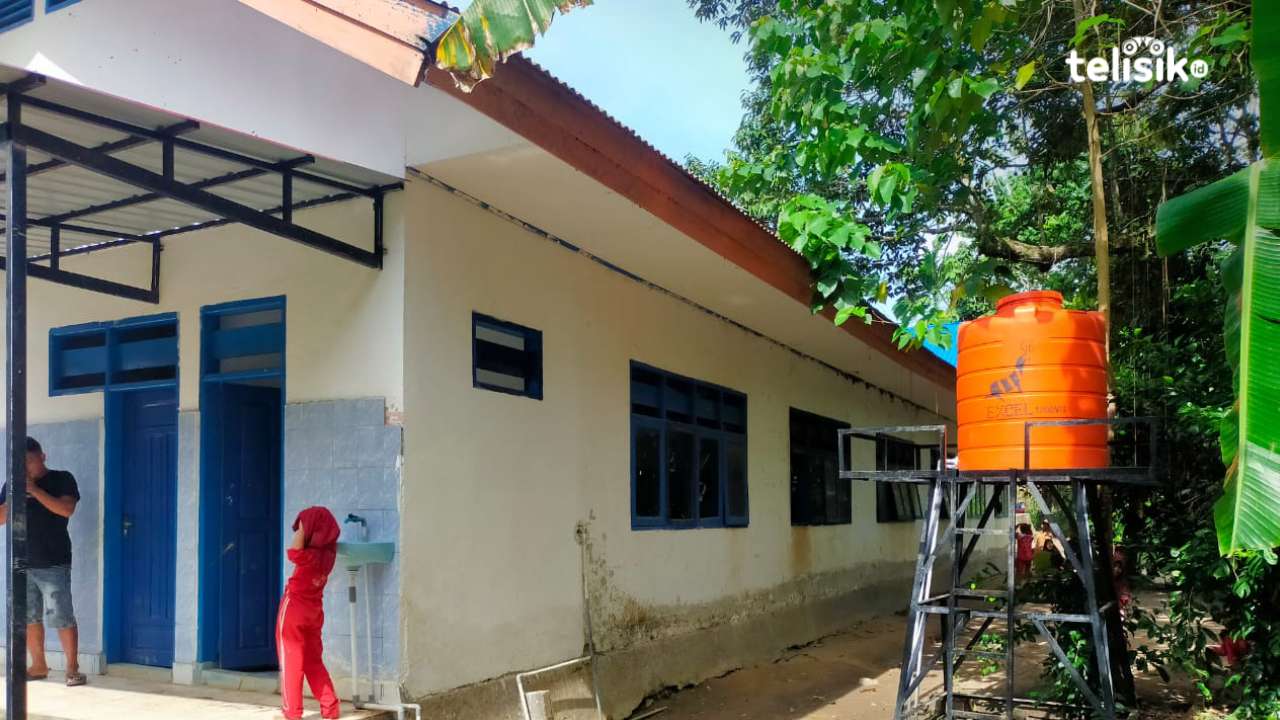 Proyek rehabilitasi jamban dan tower air di SDN 1 Simbalai Kolaka Timur dinilai bermasalah.  Foto: Sigit Purnomo/Telisik