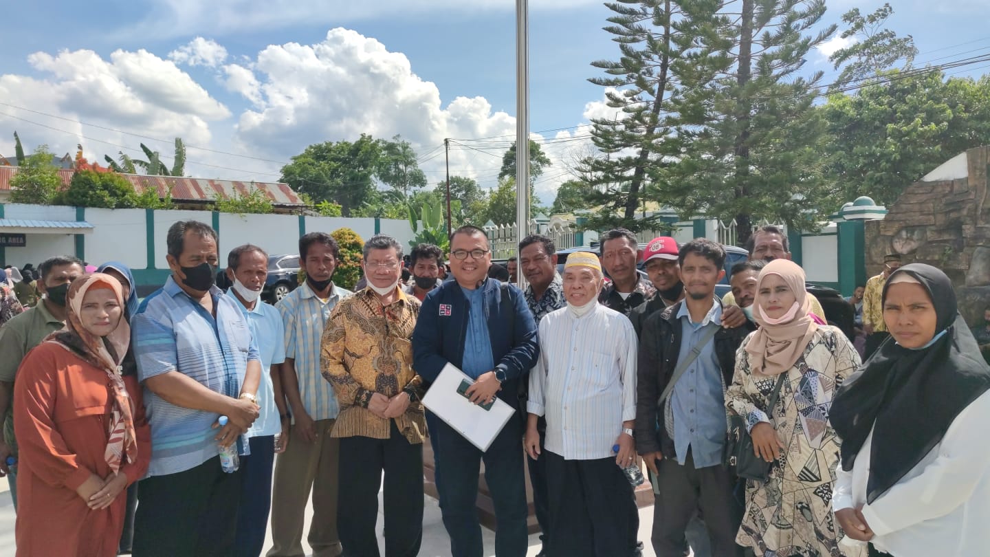 Kuasa hukum masyarakat Pulau Wawonii menyesalkan tindakan PT GKP yang terus memaksakan kehendaknya menggusur kebun masyarakat. Foto: Ist.