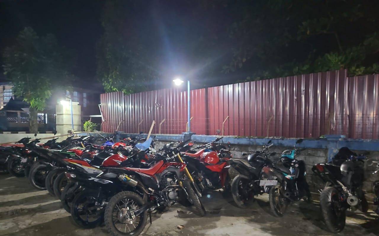 Puluhan kendaraan terjaring razia cipta kondisi penertibapan aksi balap liar dan penggunaan knalpor bogar. Foto: Ist.