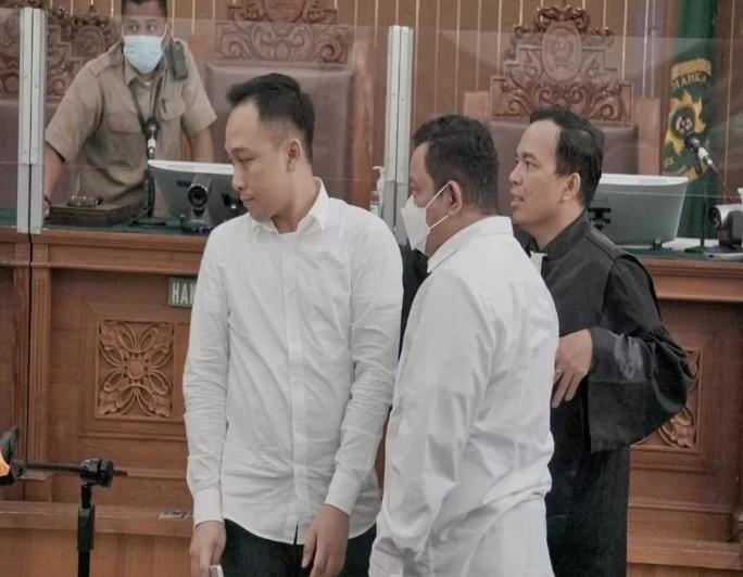 Terdakwa perkara pembunuhan Brigadir J, Ricky Rizal dan Kuat Ma'ruf menghadapi sidang dengan agenda pembacaan tuntutan dari jaksa. Foto: Repro Harianterbit.com