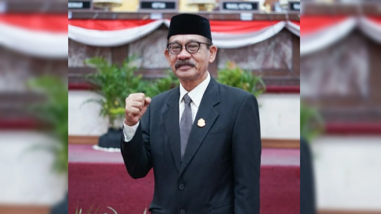 Anggota DPRD Sulawesi Tenggara, H. Bustam, turut mengomentari rencana penghapusan tenaga honorer. Foto: Ist.
