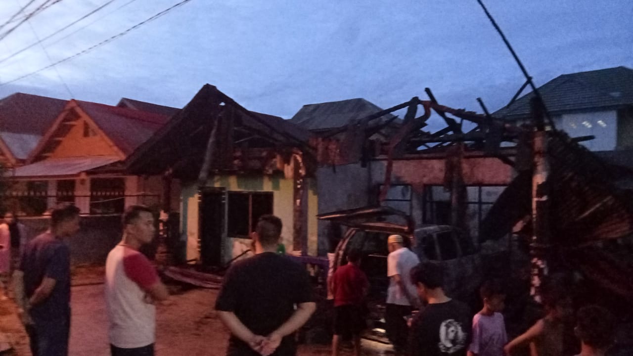 Kondisi rumah warga yang hangus terbakar beserta 1 unit mobil di Jalan Segar, Kelurahan Pondambea, Kecamatan Kadia, Kota Kendari, Sulawesi Tenggara, Sabtu (4/2/2023). Foto: Ist.