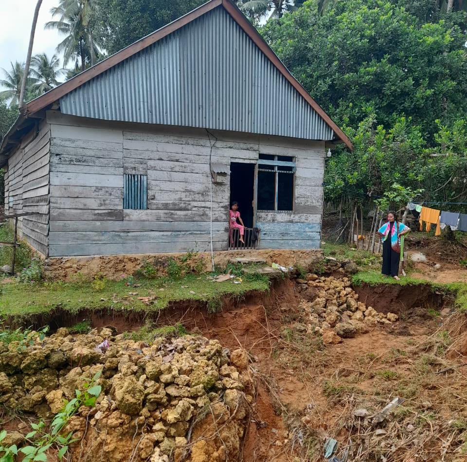 Kondisi rumah warga di Kelurahan Boeara, Bombana, yang terancam setelah tanah di sekitarnya alami longsor. Foto: Ist.