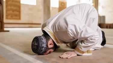 Salat sunnah qobliyah subuh atau salat sunnah fajar yaitu salat dua rakaat sebelum salat subuh. Salat yang satu ini punya keutamaan yang besar. Foto: Repro Pemalang.pikiran-rakyat.com