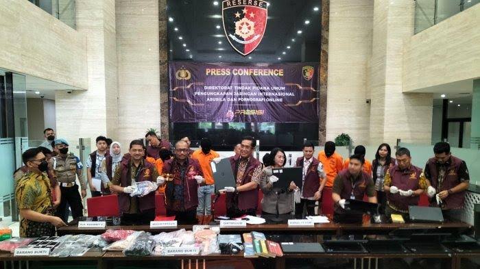 Sejumlah streamer aplikasi pornografi, Bling2 ditangkap polisi. Foto: Tribunnews.com