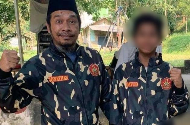 Korban penganiayaan, David (kanan), saat ini didiagnosis diffuse axonal injury. Cedera tersebut disebabkan oleh benturan keras pada kepala yang dialaminya ketika dianiaya oleh pelaku. Foto: Repro Disway.id