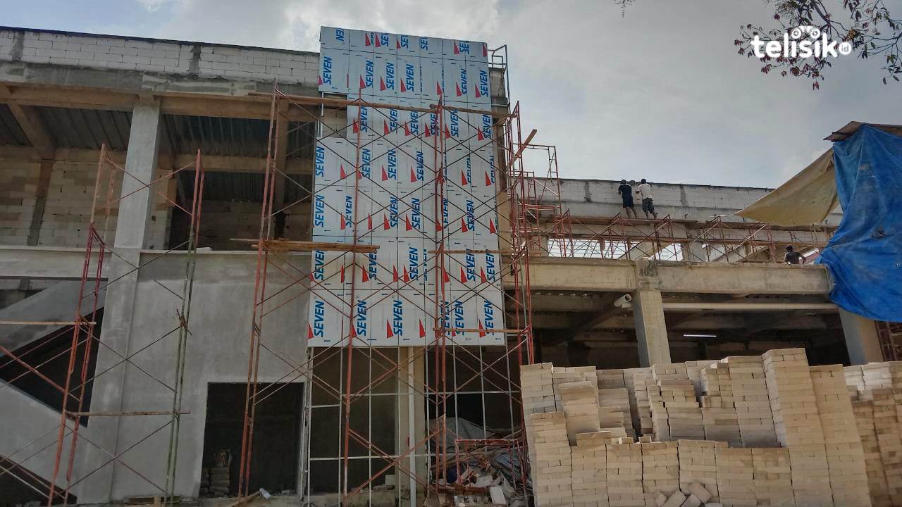 Kondisi fisik bangunan proyek Rumah Sakit Tipe D Kota Kendari, terlihat para pekerja mengebut pekerjaan untuk memaksimalkan sisa waktu yang ada. Foto: Rasmin Jaya/Telisik