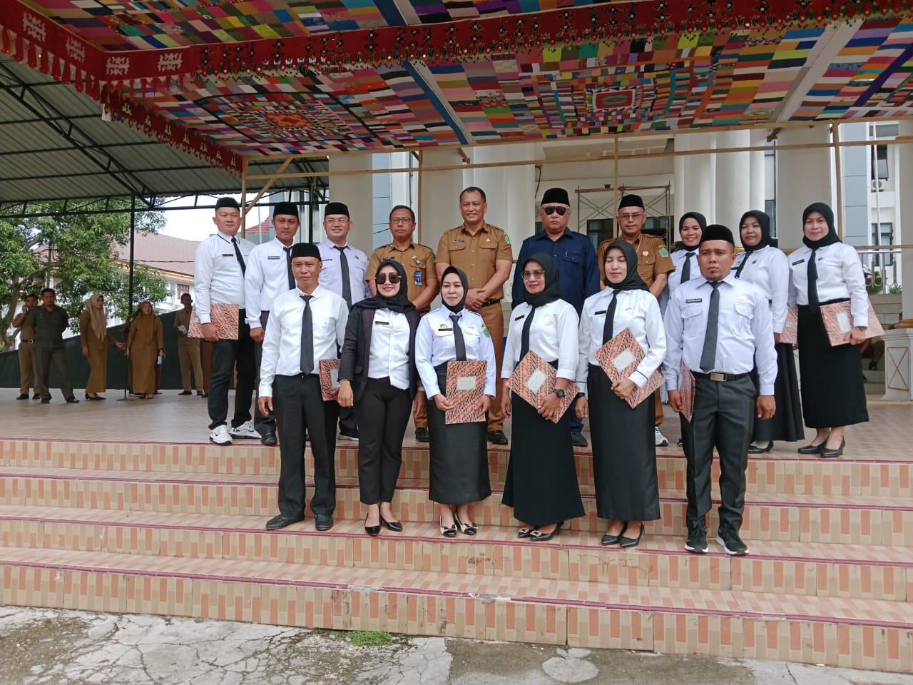 Bupati bersama Sekda Konawe dan OPD terkait melakukan penyerahan perpanjangan SK P3K Guru di halaman Kantor Bupati Konawe. Foto: Ist.