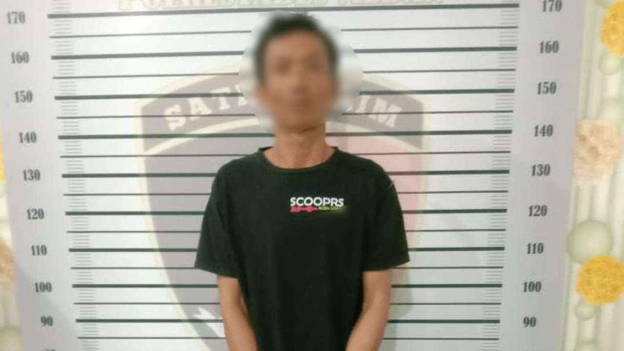 Terduga pelaku pembunuh istri sendiri ketika diamankan petugas kepolisian dari Polsek Percut Sei Tuan, Polrestabes Medan. Foto: Humas Polsek Percut Sei Tuan