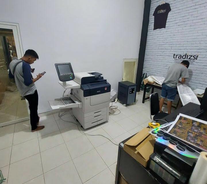 Aktifitas percetakan Tradizsi yang berlokasi di Kelurahan Bende, Kecamatan Kadia, banjir pesanan menjelang pemilu. Foto: Repro Instagram @percetakantradizsi