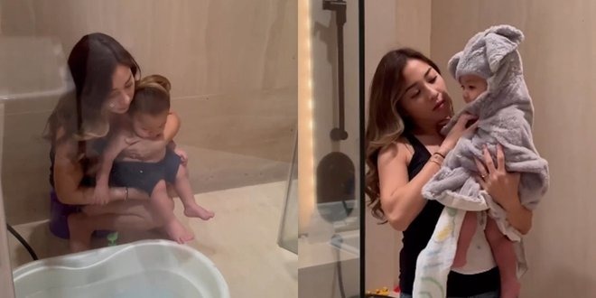 Momen Nikita Willy memandikan sang anak, Baby Izz tanpa pengasuh. Penampilannya tetap menawan. Foto: Kapanlagi.com
