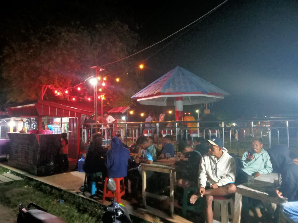 Suasana Taman Matana Sorumba, menjadi pilihan tempat nongkrong yang ramai dikunjungi, meskipun banyak tempat nongkrong lain. Foto: Ist.