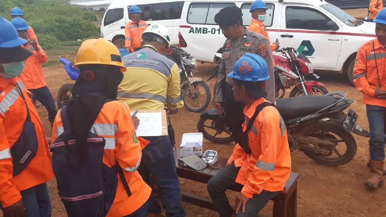 Karyawan PT BMR saat mengikuti tes urin untuk memastikan bersih dari narkoba. Foto: Ist.