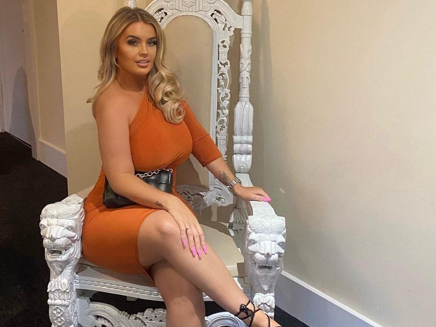 Seorang wanita cantik ini menawarkan uang sebesar Rp 1 miliar untuk para pria yang mau menjadi kekasihnya. Foto: Insertlive