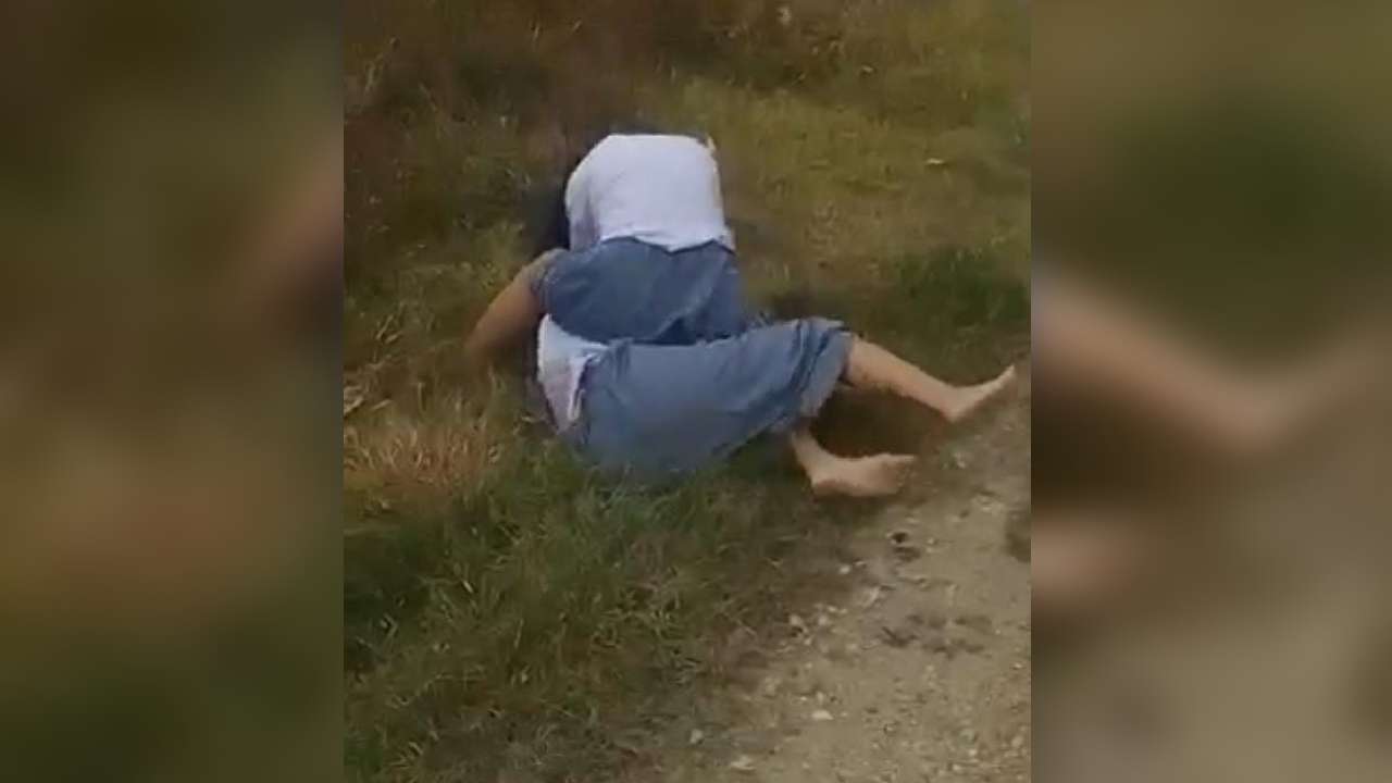 Sebuah video viral di media sosial yang memperlihatkan dua siswi di Konawe yang terlibat perkelahian Foto: Ist.