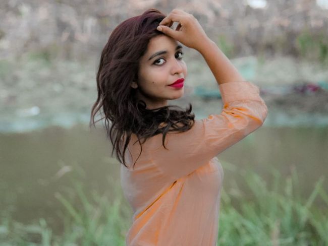 Seorang wanita cantik di India berusia 24 tahun bernama Kshama Bindu dari Gujarat menikahi dirinya sendiri dan mengadakan pernikahan sologami pertama. Foto: Instagram/@kshamachy