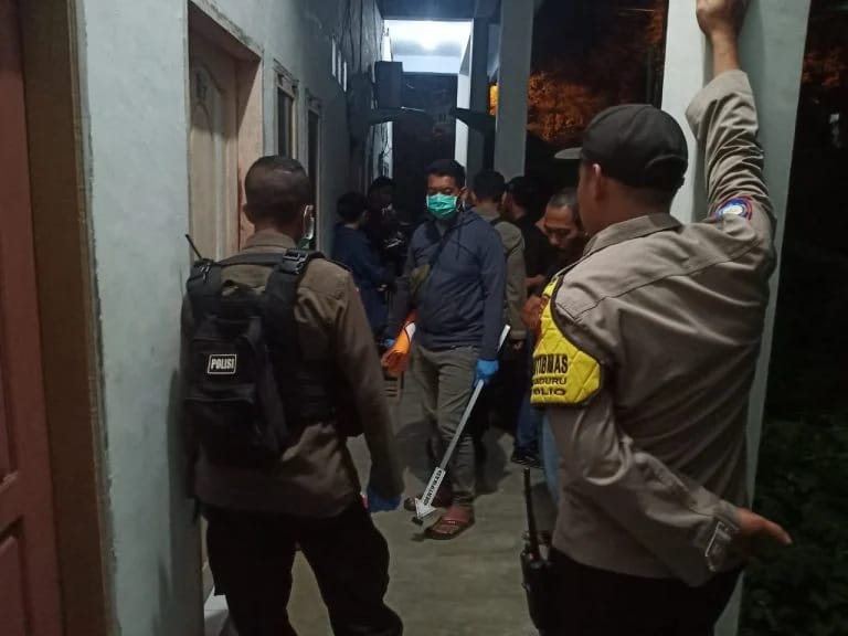 Pihak Kepolisian Resort Kota Baubau ketika melakukan penyelidikan di rumah kos tempat korban melakukan aksi bunuh diri. Foto: Ist.
