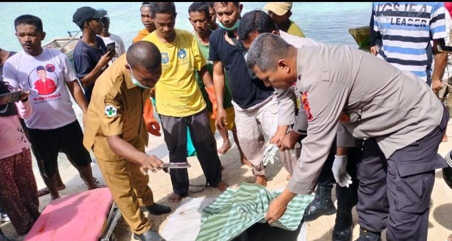 Kondisi warga Buton Tengah yang tengelam di Laut Kecamatan Lakudo Kabupaten Buton Tengah sedang dievakuasi tim medis. Foto: Ist.