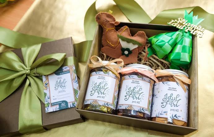 Hari raya idul fitri menjadi momen seru untuk berbagi kebahagiaan, salah satunya dengan mengirim parcel atau bingkisan. Foto: Repro Seruni.id