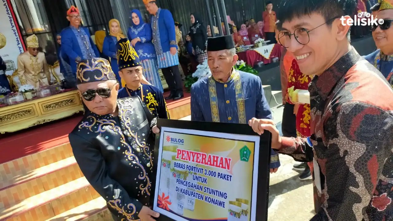 Perum Bulog Cabang Konawe menyalurkan 3.000 paket beras fortivit untuk pengentasan stunting di daerah tersebut. Foto: Sigit Purnomo/Telisik