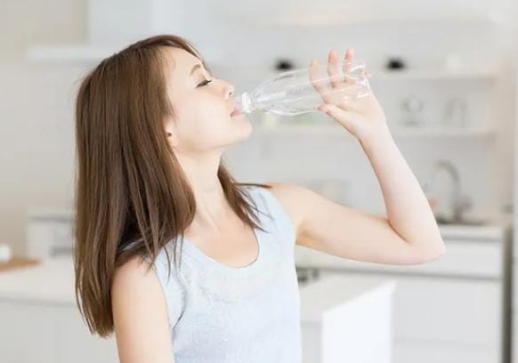 Rutin minum air putih ternyata bisa membantu mengurangi bau mulut karena minum air putih juga dapat membilas rongga mulut dari sisa-sisa makanan yang bisa menjadi penyebab bau mulut. Foto: Repro Halodoc.com