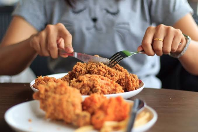 Kebiasaan mengonsumsi makanan yang digoreng diketahui meningkatkan berbagai risiko penyakit kronis. Foto: shutterstock.com
