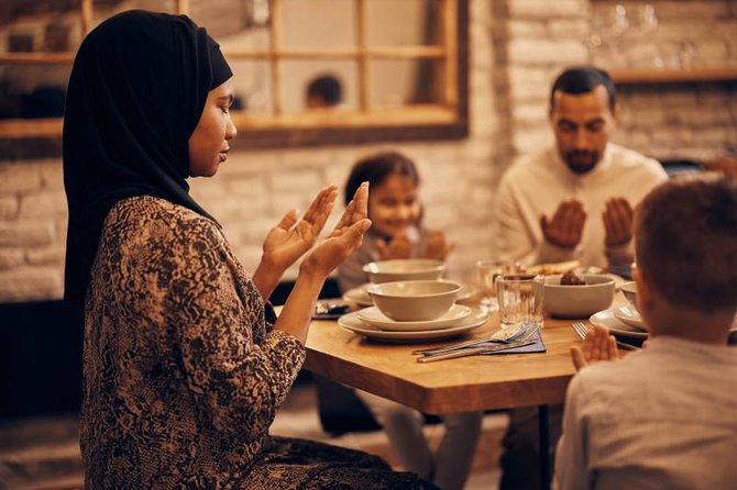 Momen puasa Ramadan memiliki ciri khas tersendiri, termasuk beberapa aktivitas dan kebiasaan yang sering dilakukan sepanjang bulan suci ini. Foto: Repro Merdeka.com