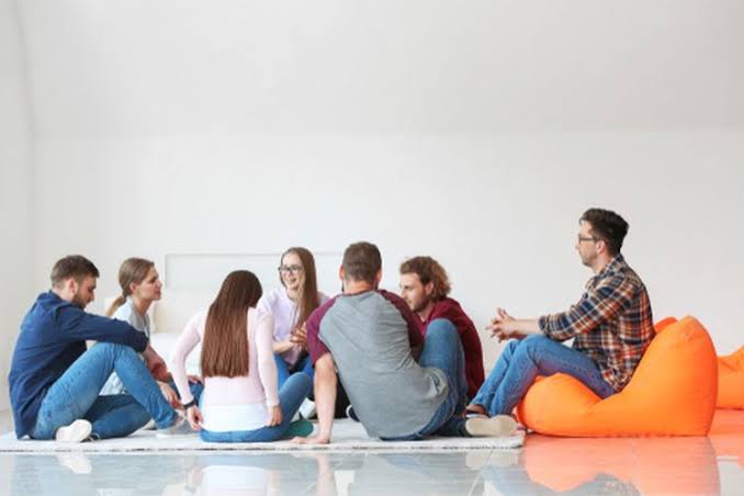 Individu harus aktif belajar dari lingkungan sekitarnya, sebab banyak manfaat yang bisa didapatkan. Foto: Repro shutterstock.com