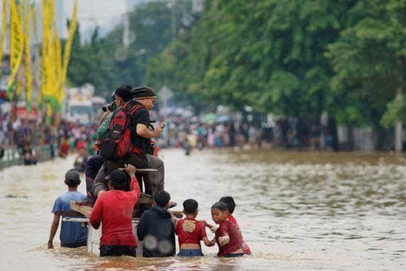 Penting untuk mengetahui tips menghadapi banjir yang biasanya datang secara tiba-tiba. Foto: metronews.co