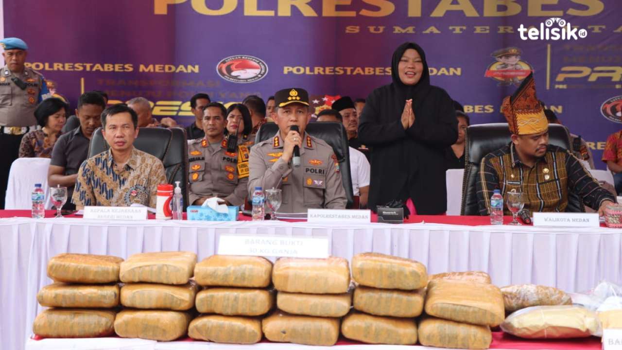 Kapolrestabes Medan, Kombes Pol Valentino Alfa Tatareda (tengah) bersama dengan Wali Kota Medan Bobby Nasution (kanan) ketika menggelar konferensi pers. Foto: Reza Fahlefy/Telisik