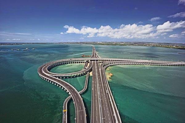 Salah satu jalan tol unik di Indonesia, Tol Bali Mandara yang terletak di atas laut. Foto: Repro Bisnis.com