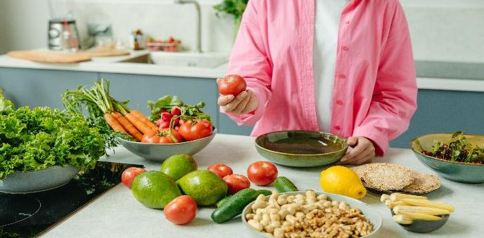 Mengonsumsi sayur sangat disarankan, karena kaya manfaat yang dapat menunjang berbagai aktivitas selama berpuasa. Foto: Pexels