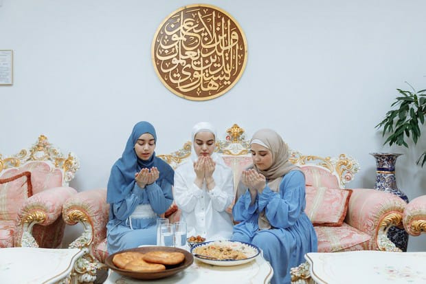 Bulan suci Ramadan membuat pola hidup dan kebiasaan kita berubah, salah satunya kebiasaan makan. Foto: Repro Beautynesia.id