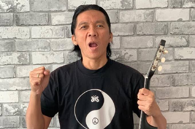 Bimbim Slank punya ritual unik sebelum tampil di atas panggung, yaitu bercermin untuk meningkatkan rasa percaya diri. Foto: Okezone.com